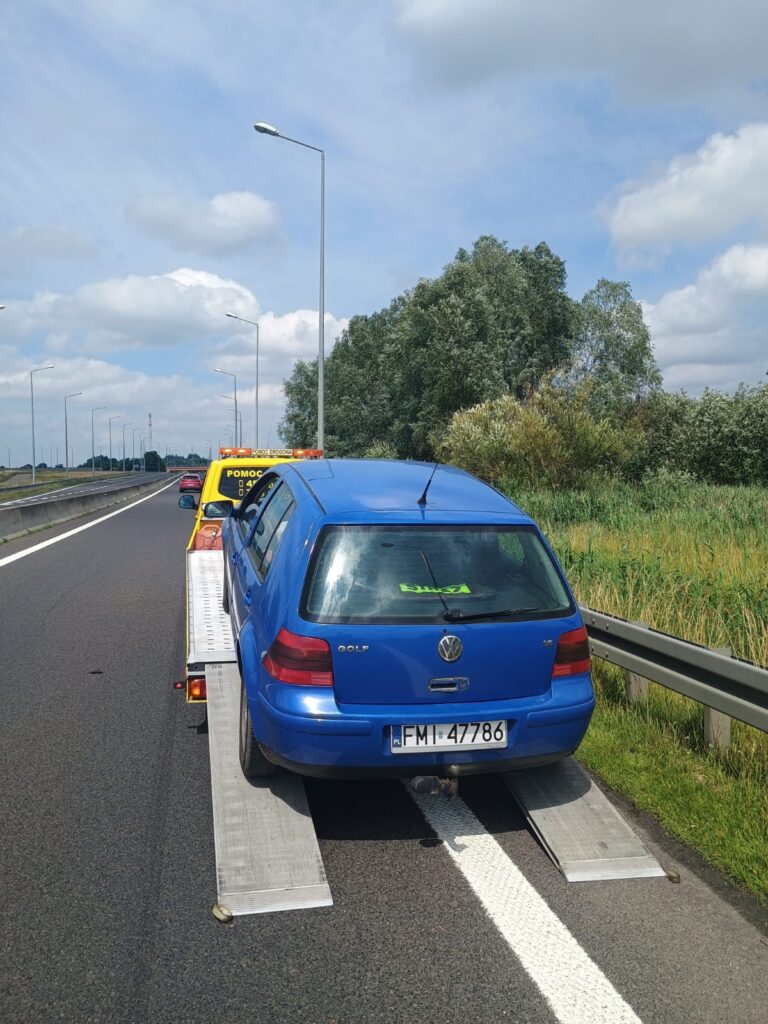 Mechanik w trakcie naprawy pojazdu w Słubicach