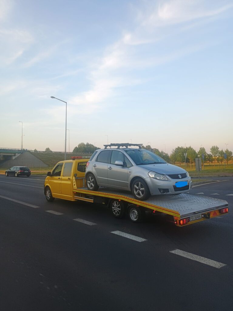 Holowanie Słubice – samochód na lawecie, gotowy do transportu przez profesjonalną firmę holowniczą w Słubicach.