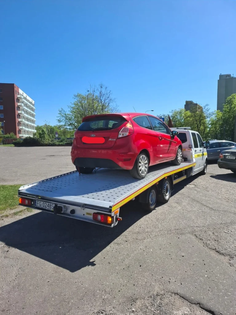 Laweta udzielająca pomocy drogowej w Słubicach na poboczu drogi