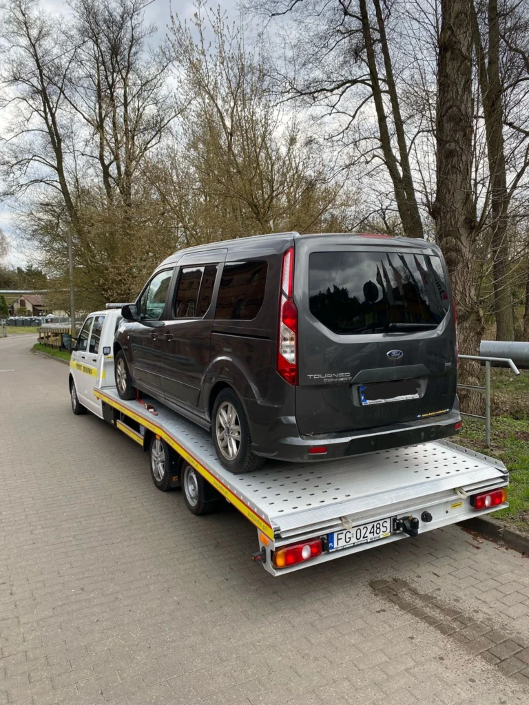 Laweta pomoc drogowa Słubice holująca uszkodzony samochód po awarii na trasie