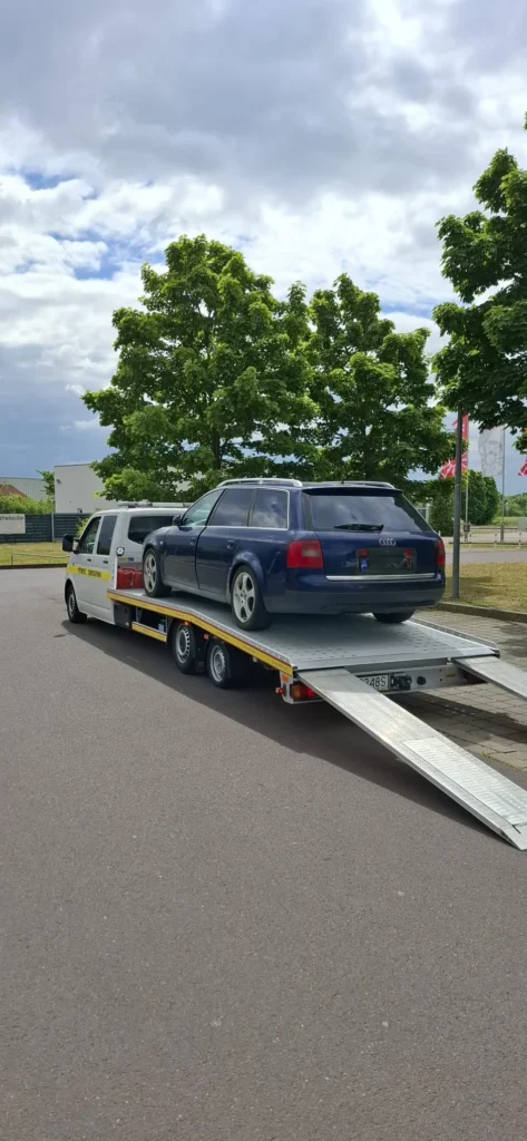 Holowanie Słubice – samochód na lawecie gotowy do transportu po awarii na drodze